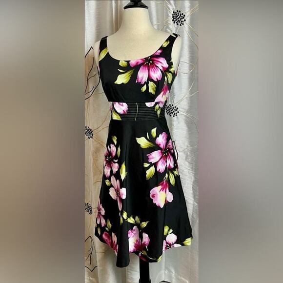 DONNA RICCO ~ Black Dress with Bold Floral Print ~ Wide Waistband ~ Size 4P - Picture 1 of 10